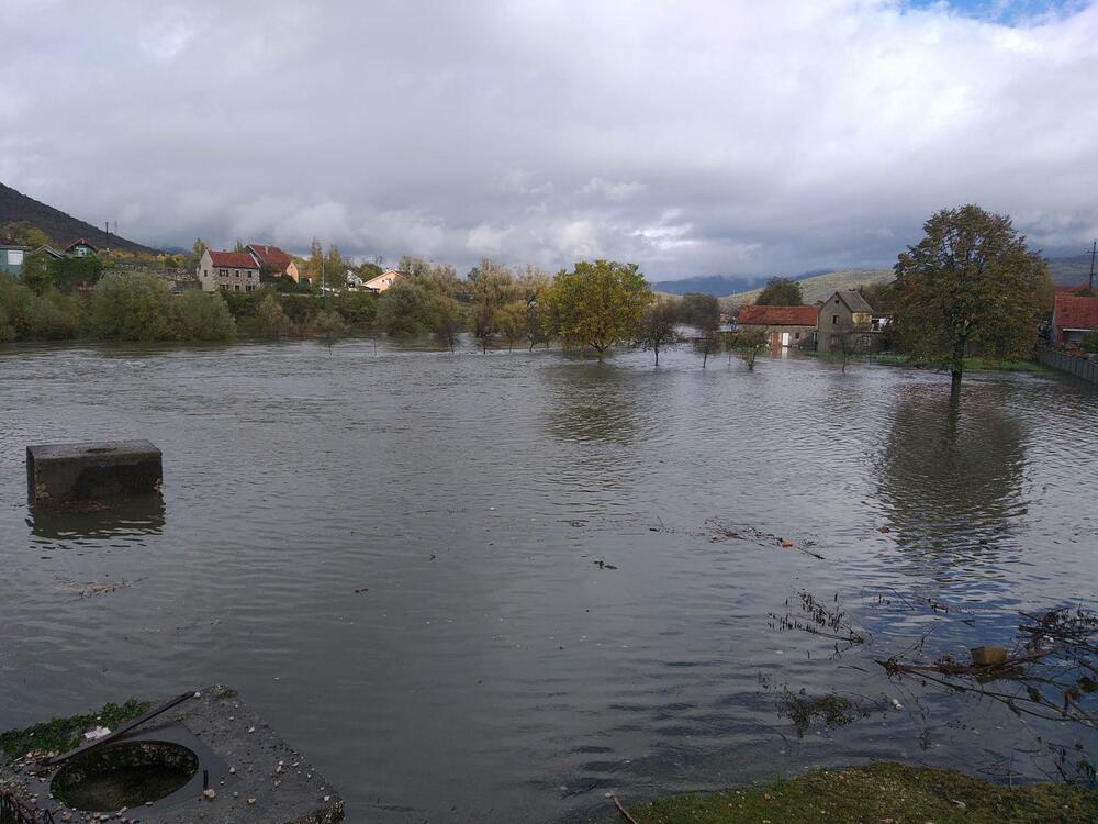 Obilna kiša izazvala je poplave na teritoriji Nikšića, a zbog velike količine vode na putu, zatvoren je saobraćaj preko Mokre Njive. Ne može se proći ni prkeo Brezovackog mosta.Pogledajte fotografije koje je zabilježila novinarka "Vijesti" Svetlana Mandić