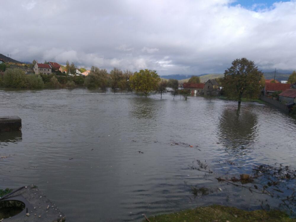 Obilna kiša izazvala je poplave na teritoriji Nikšića, a zbog velike količine vode na putu, zatvoren je saobraćaj preko Mokre Njive. Ne može se proći ni prkeo Brezovackog mosta.Pogledajte fotografije koje je zabilježila novinarka "Vijesti" Svetlana Mandić