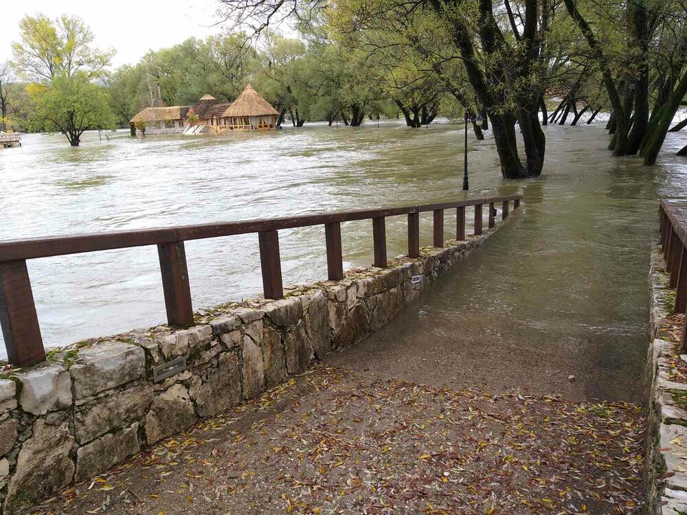 Obilna kiša izazvala je poplave na teritoriji Nikšića, a zbog velike količine vode na putu, zatvoren je saobraćaj preko Mokre Njive. Ne može se proći ni prkeo Brezovackog mosta.Pogledajte fotografije koje je zabilježila novinarka "Vijesti" Svetlana Mandić