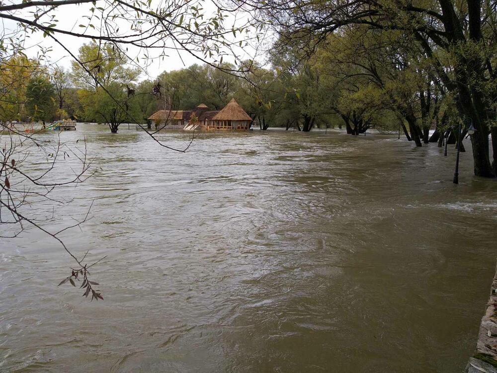 Obilna kiša izazvala je poplave na teritoriji Nikšića, a zbog velike količine vode na putu, zatvoren je saobraćaj preko Mokre Njive. Ne može se proći ni prkeo Brezovackog mosta.Pogledajte fotografije koje je zabilježila novinarka "Vijesti" Svetlana Mandić