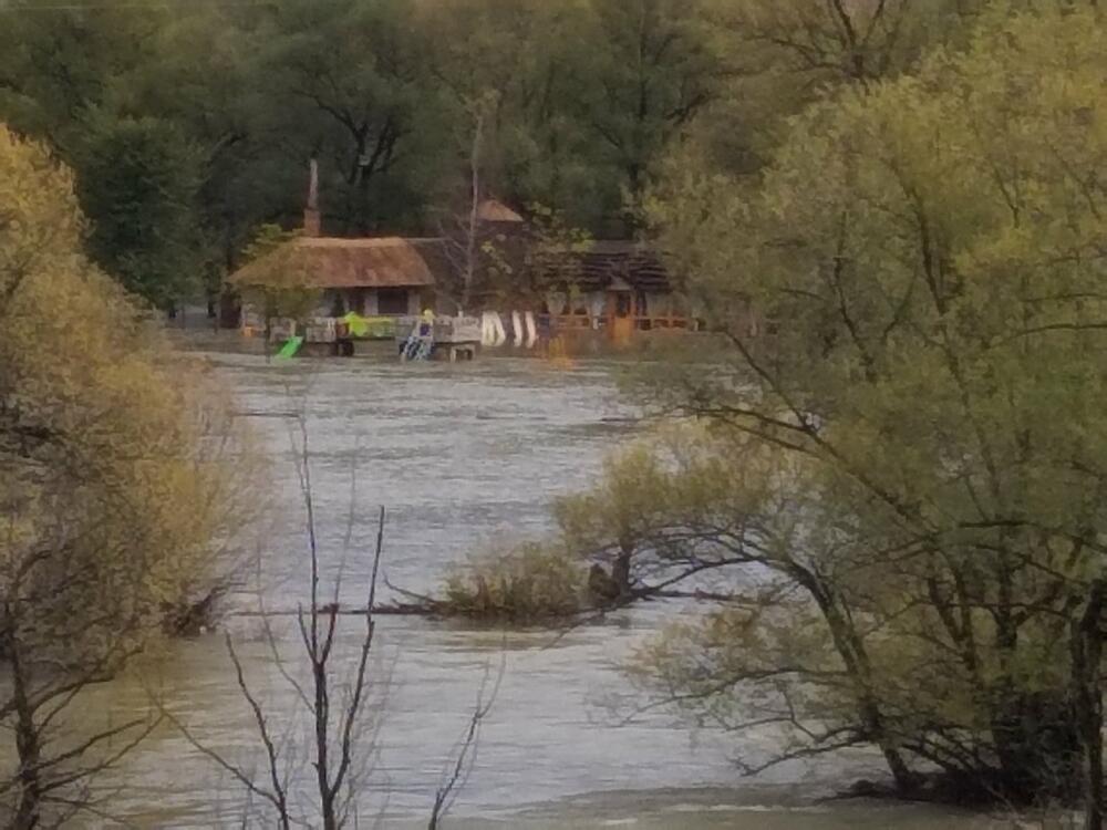 Obilna kiša izazvala je poplave na teritoriji Nikšića, a zbog velike količine vode na putu, zatvoren je saobraćaj preko Mokre Njive. Ne može se proći ni prkeo Brezovackog mosta.Pogledajte fotografije koje je zabilježila novinarka "Vijesti" Svetlana Mandić