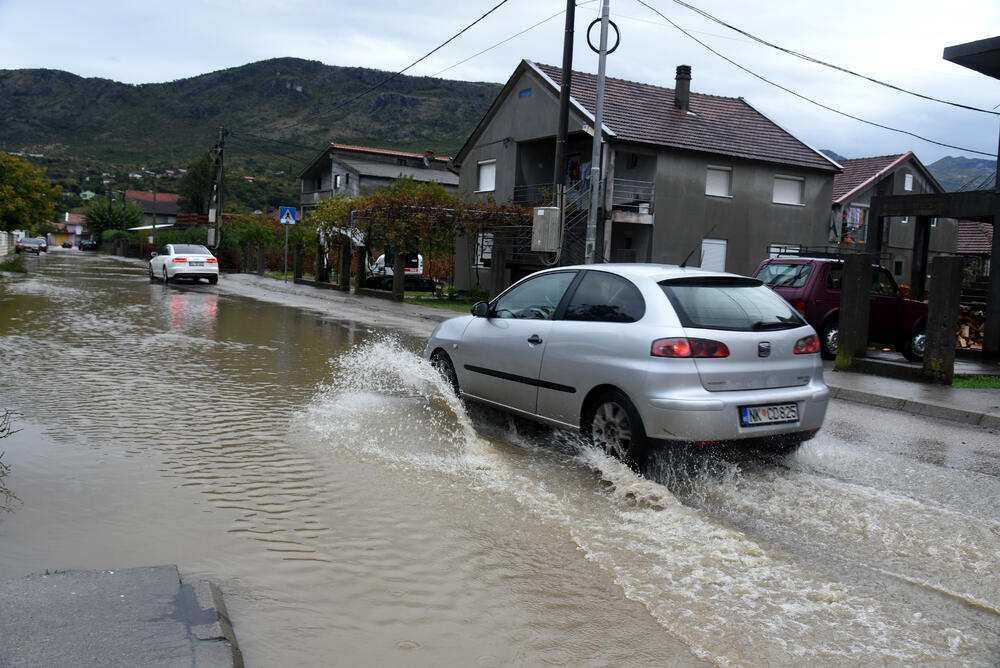 Fotoreporter "Vijesti" Boris Pejović zabilježio je detalje iz Podgorice, koju je danas "okupirala" kiša. Obilne padavine stvorile su probleme mještanima mnogih naselja. Pogledajte galeriju!