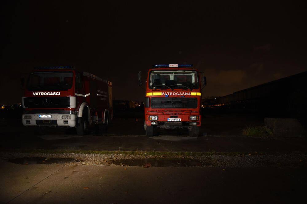 Vatrogasci u mraku u zgradi bivše fabrike Radoje Dakić, Foto: Zoran Đurić
