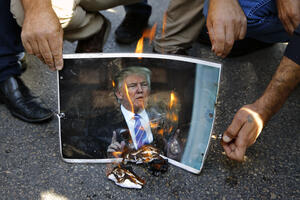 Zapaljen poster sa Trampovim likom: Demonstracije ispred ambasade...