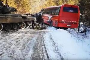 VIDEO Rusija: Kad autobus isklizne sa kolovoza, a tenk pritekne u...
