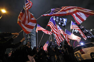 Demonstranti zahvaljuju Americi; Peking hitno pozvao ambasadora SAD