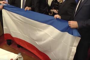 VIDEO Zastava Krima u Skupštini Srbije, ambasador Ukrajine osuđuje