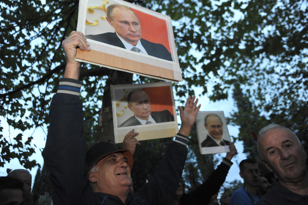 Sa protesta DF-a ispred Skupštine-, Foto: Savo Prelević