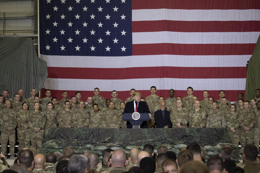 Predsjedinik SAD Donald Tramp tokom jedne od posjeta američkim vojnicima u Avganistanu, Foto: BETA/AP