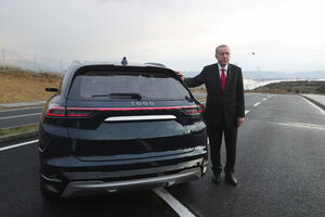 Turski predsjednik predstavio prvi domaći automobil