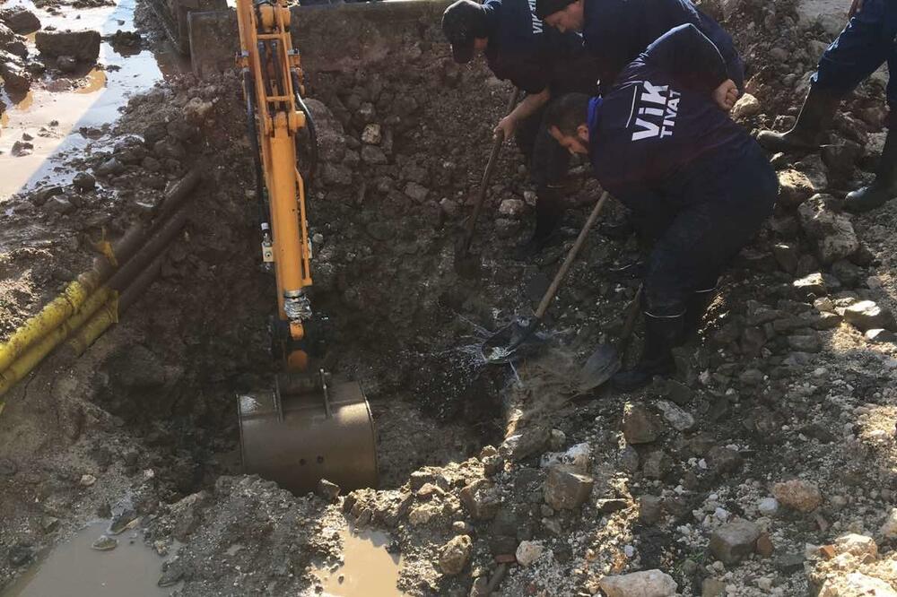 Radnici Vodovoda popravljaju prekinutu cijev, Foto: Siniša Luković