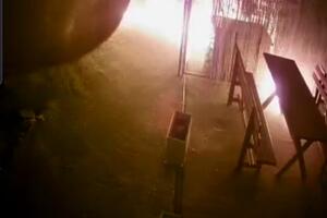 Maskirani muškarac zapalio market u Spužu
