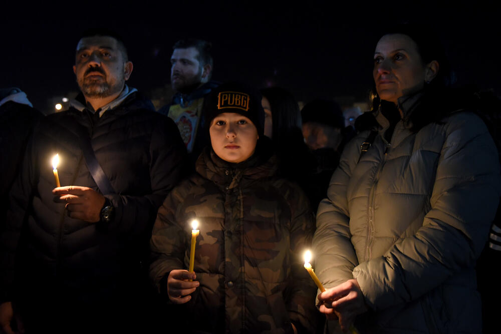 Više hiljada ljudi šetalo je večeras u litiji od podgoričkog Hrama Hristovog vaskrsenja do crkve Momišićkih mučenika i nazad.Starješina crkve Momišićkih mučenika, protojerej Nikola Pejović kazao je da borba protiv Zakona o slobodi vjeroispovjesti nije partijska i nacionalna borba."Nije više borba ni četnika i partizana, bjelaša i zelenaša, nego je borba za čistotu vjere pravoslavne", kazao je on.