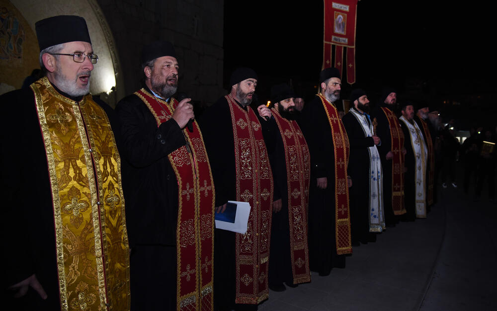 Više hiljada ljudi šetalo je večeras u litiji od podgoričkog Hrama Hristovog vaskrsenja do crkve Momišićkih mučenika i nazad.Starješina crkve Momišićkih mučenika, protojerej Nikola Pejović kazao je da borba protiv Zakona o slobodi vjeroispovjesti nije partijska i nacionalna borba."Nije više borba ni četnika i partizana, bjelaša i zelenaša, nego je borba za čistotu vjere pravoslavne", kazao je on.