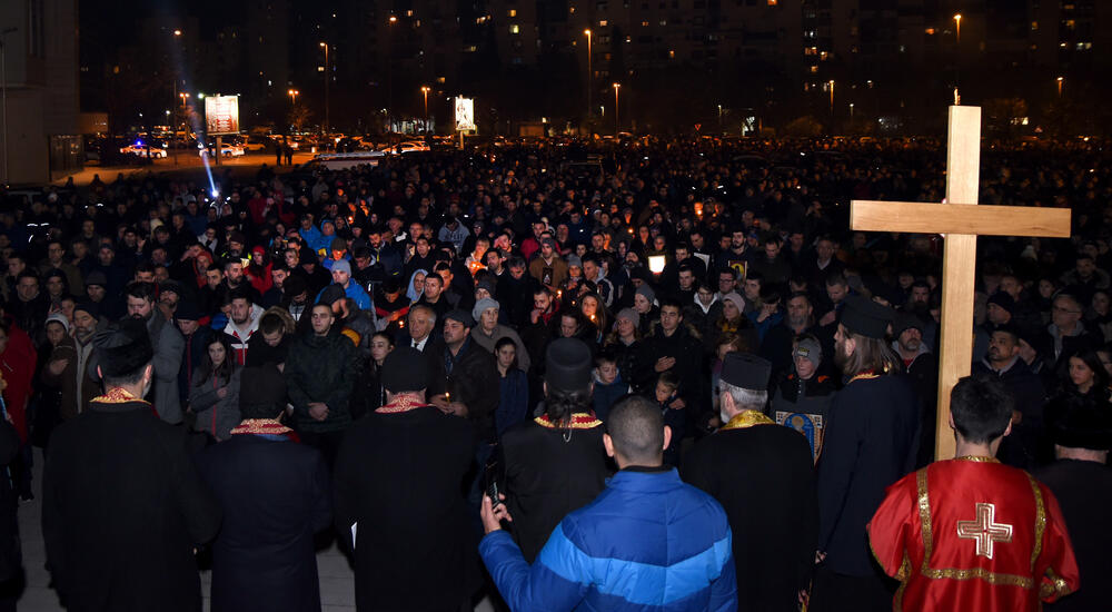 Više hiljada ljudi šetalo je večeras u litiji od podgoričkog Hrama Hristovog vaskrsenja do crkve Momišićkih mučenika i nazad.Starješina crkve Momišićkih mučenika, protojerej Nikola Pejović kazao je da borba protiv Zakona o slobodi vjeroispovjesti nije partijska i nacionalna borba."Nije više borba ni četnika i partizana, bjelaša i zelenaša, nego je borba za čistotu vjere pravoslavne", kazao je on.