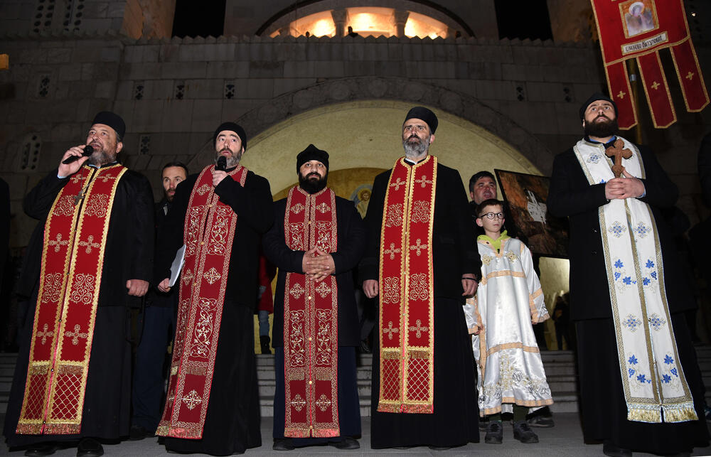 Više hiljada ljudi šetalo je večeras u litiji od podgoričkog Hrama Hristovog vaskrsenja do crkve Momišićkih mučenika i nazad.Starješina crkve Momišićkih mučenika, protojerej Nikola Pejović kazao je da borba protiv Zakona o slobodi vjeroispovjesti nije partijska i nacionalna borba."Nije više borba ni četnika i partizana, bjelaša i zelenaša, nego je borba za čistotu vjere pravoslavne", kazao je on.