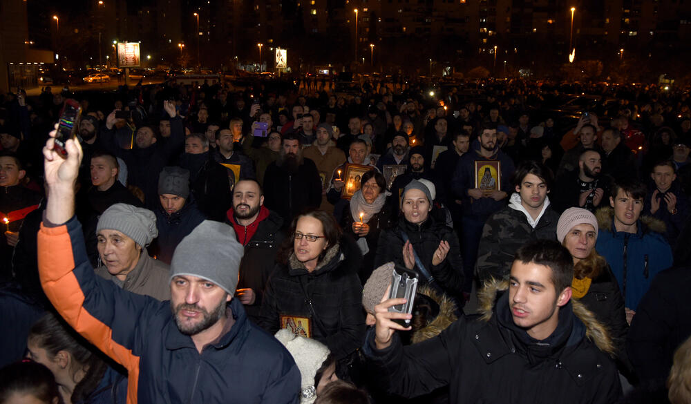 Više hiljada ljudi šetalo je večeras u litiji od podgoričkog Hrama Hristovog vaskrsenja do crkve Momišićkih mučenika i nazad.Starješina crkve Momišićkih mučenika, protojerej Nikola Pejović kazao je da borba protiv Zakona o slobodi vjeroispovjesti nije partijska i nacionalna borba."Nije više borba ni četnika i partizana, bjelaša i zelenaša, nego je borba za čistotu vjere pravoslavne", kazao je on.