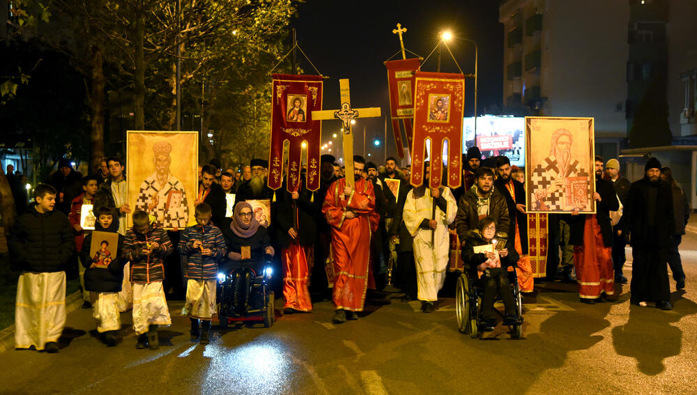 Više hiljada ljudi šetalo je večeras u litiji od podgoričkog Hrama Hristovog vaskrsenja do crkve Momišićkih mučenika i nazad.Starješina crkve Momišićkih mučenika, protojerej Nikola Pejović kazao je da borba protiv Zakona o slobodi vjeroispovjesti nije partijska i nacionalna borba."Nije više borba ni četnika i partizana, bjelaša i zelenaša, nego je borba za čistotu vjere pravoslavne", kazao je on.