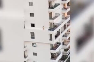 Dijete hodalo po ivici zgrade dok su se roditelji tuširali (VIDEO)