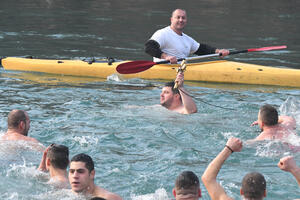 Prenkić pobijedio u plivanju za Časni krst u Podgorici