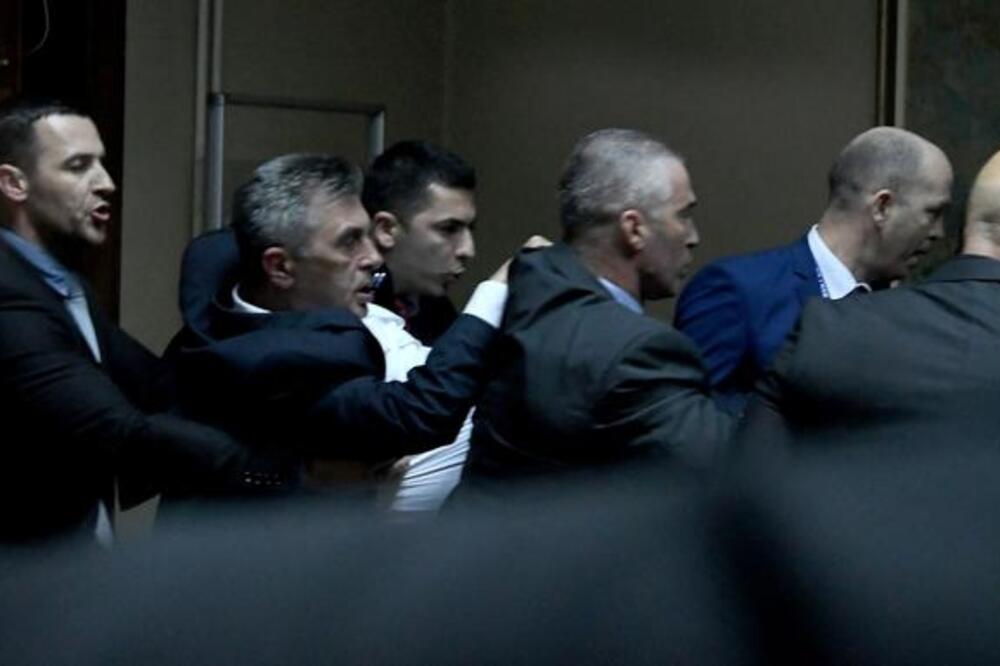 Poslanici DF-a privedeni nakon incidenta u Skupštini, Foto: Savo Prelević