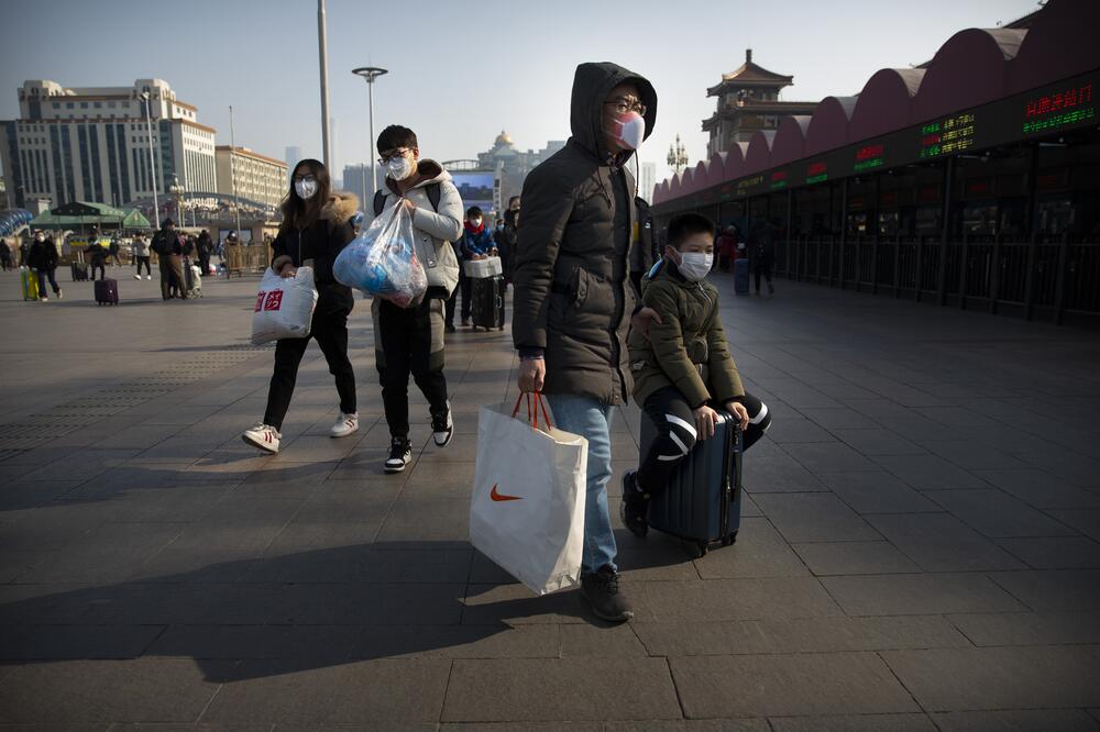 Turisti nose maske zbog koronavirusa, Foto: Beta/AP/Mark Schiefelbein