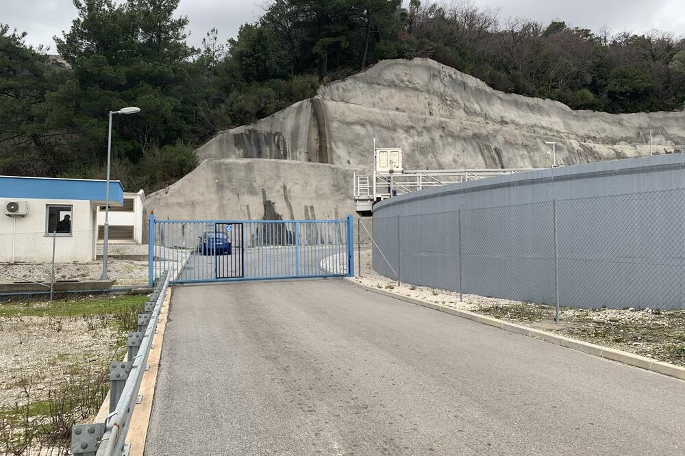 Ulaz u postrojenje koje su Njemci nedavno napustili, Foto: Vuk Lajović