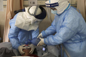 Kina: Novih 2.048 slučajeva zaraze koronavirusom, umrlo još 105...