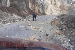 Put Plužine-Trsa: Vozači čistili odron na problematičnoj cesti