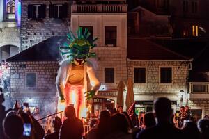 Novljani osudili karnevala Virusa Krunu (FOTO)