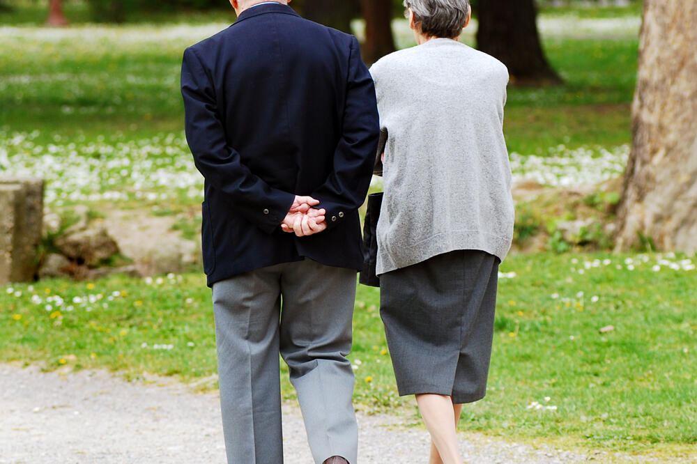 Penzionerima sa najnižim primanjima država pomogla sa po 50 eura, Foto: Shutterstock