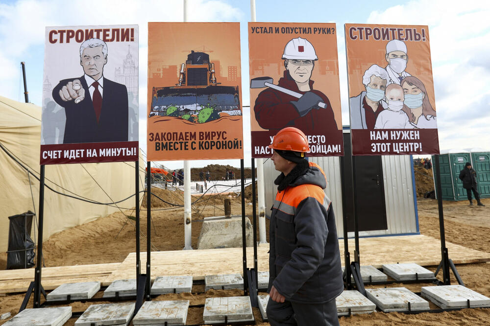 Plakati sa kojih gradonačelnik Moskve Sergej Sobjanjin poručuje radnicima koji grade bolnicu da se “minuti broje”, Foto: AP