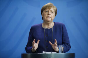 Obraćanje u jednom dahu i bez uobičajene smirenosti: Merkelova...