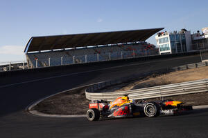 Može li Formula 1 da se vozi u zatvorenom okruženju?