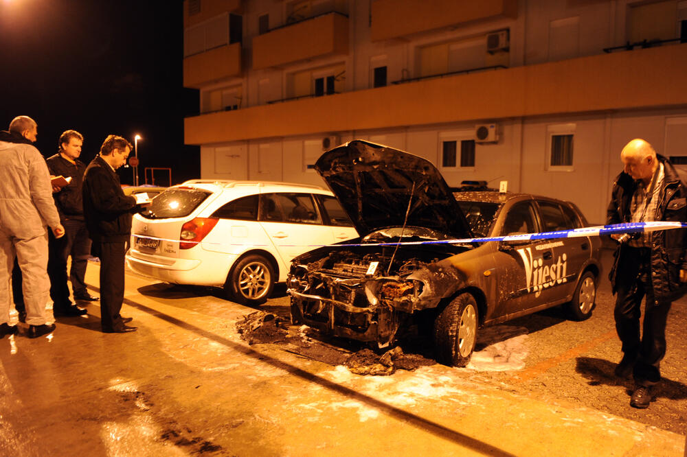 Uviđaj nakon paljenja vozila "Vijesti" 2014. godine, Foto: Savo Prelević