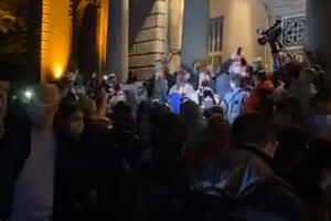 Protest ispred zgrade Predsjedništva u Beogradu: "Ovo je samo...