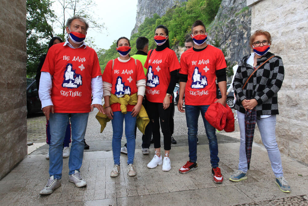 Mitropolit crnogorsko-primorski Amfilohije služio je jutros liturgiju u manastiru Ostrog povodom dana Svetog Vasilija Ostroškog. Pogledjate šta je zabilježio fotoreporter "Vijesti" Luka Zeković.