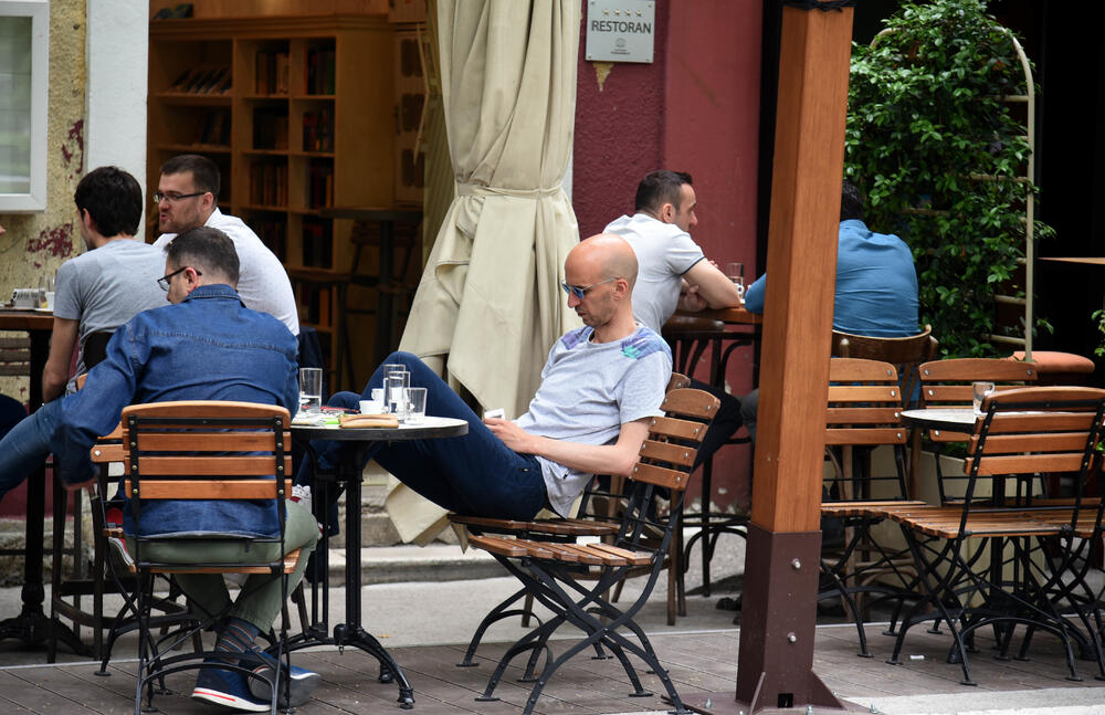 U Crnoj Gori danas su sa radom počeli ugostiteljski objekti i tržni centri, a ukinuta je i zabrana kretanja od 23 sata do pet sati ujutro narednog dana. U galeriji fotoreportera "Vijesti", Sava Prelevića pogledajte kako je danas bilo u Podgorici.