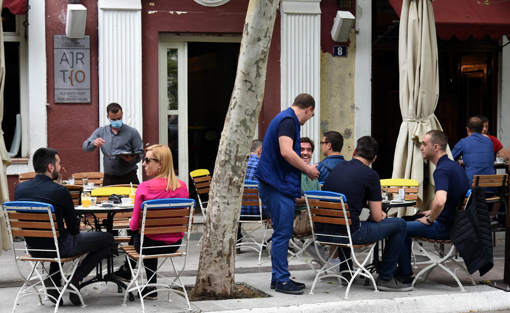 U Crnoj Gori danas su sa radom počeli ugostiteljski objekti i tržni centri, a ukinuta je i zabrana kretanja od 23 sata do pet sati ujutro narednog dana. U galeriji fotoreportera "Vijesti", Sava Prelevića pogledajte kako je danas bilo u Podgorici.