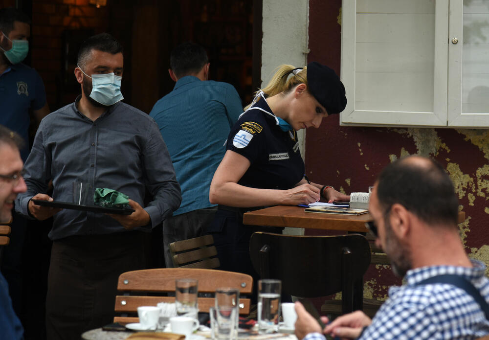 U Crnoj Gori danas su sa radom počeli ugostiteljski objekti i tržni centri, a ukinuta je i zabrana kretanja od 23 sata do pet sati ujutro narednog dana. U galeriji fotoreportera "Vijesti", Sava Prelevića pogledajte kako je danas bilo u Podgorici.