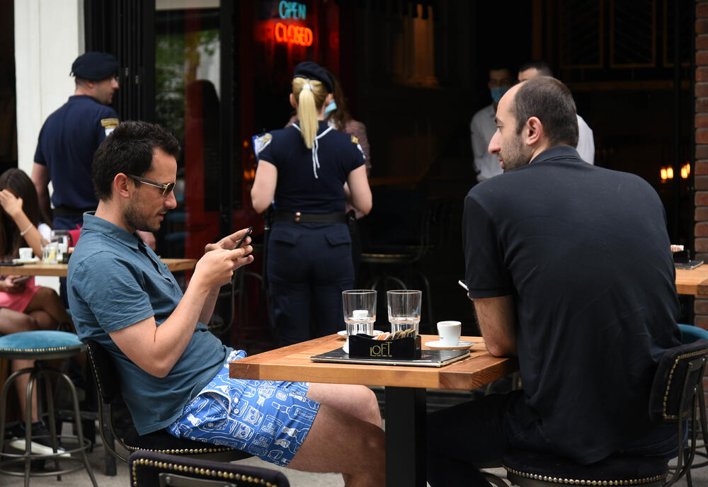 U Crnoj Gori danas su sa radom počeli ugostiteljski objekti i tržni centri, a ukinuta je i zabrana kretanja od 23 sata do pet sati ujutro narednog dana. U galeriji fotoreportera "Vijesti", Sava Prelevića pogledajte kako je danas bilo u Podgorici.