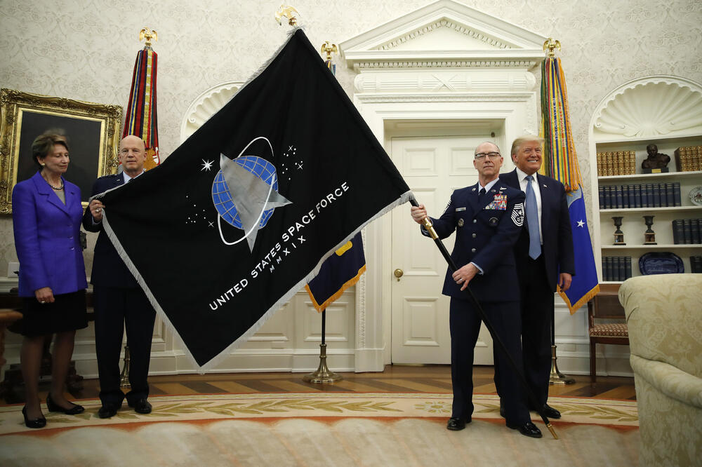 Sa predstavljanja zastave američkih svemirskih snaga, Foto: AP