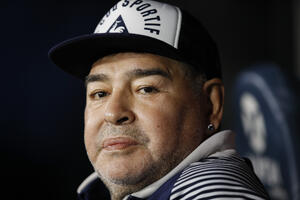 Maradona ima ponudu da ostane u Gimnasiji, ali za manju platu
