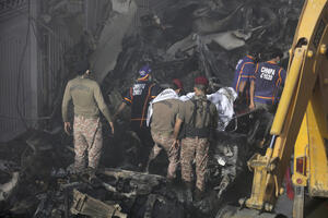 Novi bilans žrtava: Najmanje 97 mrtvih u padu aviona u Pakistanu