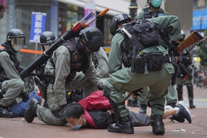 FOTO i VIDEO Policija u Hongkongu suzavcem i vodenim topovima na...