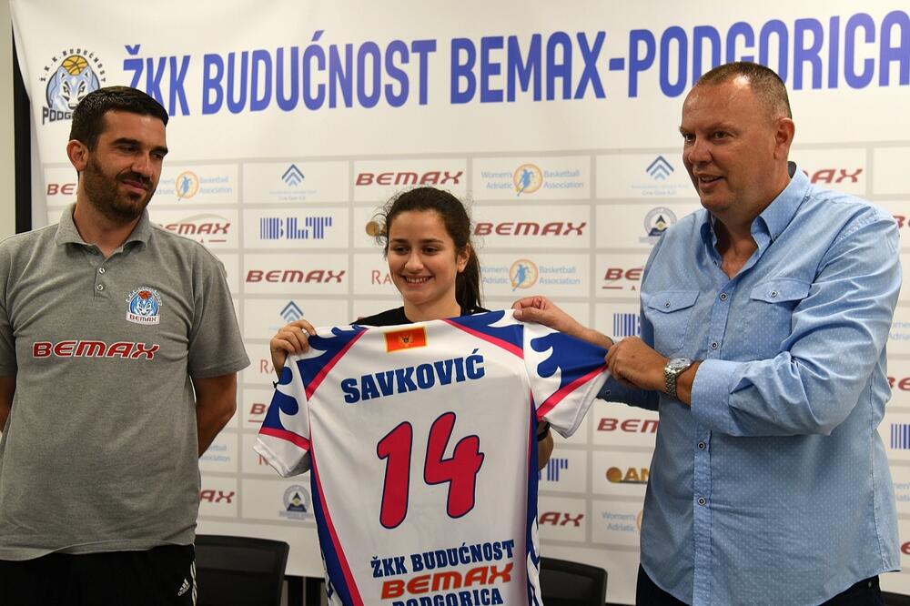 Jovana Savković sa trenerom Radoviće i predsjednikom Vujičićem, Foto: Savo Prelević