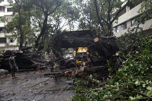 VIDEO Prvi ciklon poslije 100 godina pogodio Mumbaj, evakuisano...
