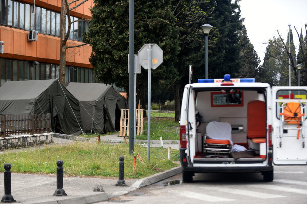 Trijažni šatori ispred Zavoda za hitnu medicinsku pomoć u Podgorici, Foto: Boris Pejović