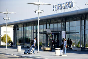 Zaposleni u Aerodromima Crne Gore traže povećanje plata,...
