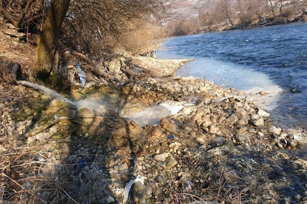 Jedna od cijevi u Bijelom Polju kojom otpadne vode dospijevaju u Lim, Foto: Alisa Hajdarpašić